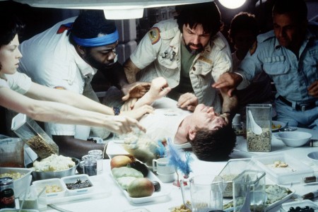 Kuuluisa ruokapöytäkohtaus, keskellä John Hurt